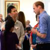 Le prince William en discussion avec d'autres jeunes parents. Le prince George de Cambridge, âgé de 8 mois, honorait son tout premier engagement officiel avec ses parents le prince William et Kate Middleton le 9 avril 2014 en Nouvelle-Zélande, lors d'un événement avec dix autres bébés organisé par l'association Plunket à la Maison du gouvernement à Wellington.