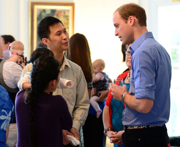 Le prince William en discussion avec d'autres jeunes parents. Le prince George de Cambridge, âgé de 8 mois, honorait son tout premier engagement officiel avec ses parents le prince William et Kate Middleton le 9 avril 2014 en Nouvelle-Zélande, lors d'un événement avec dix autres bébés organisé par l'association Plunket à la Maison du gouvernement à Wellington.