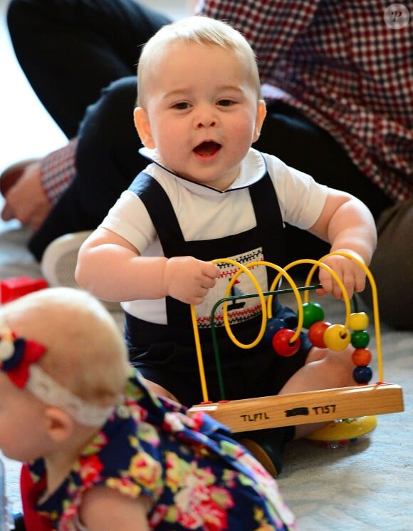 Le prince George de Cambridge, âgé de 8 mois, honorait son tout premier engagement officiel avec ses parents le prince William et Kate Middleton le 9 avril 2014 en Nouvelle-Zélande, lors d'un événement avec dix autres bébés organisé par l'association Plunket à la Maison du gouvernement à Wellington.