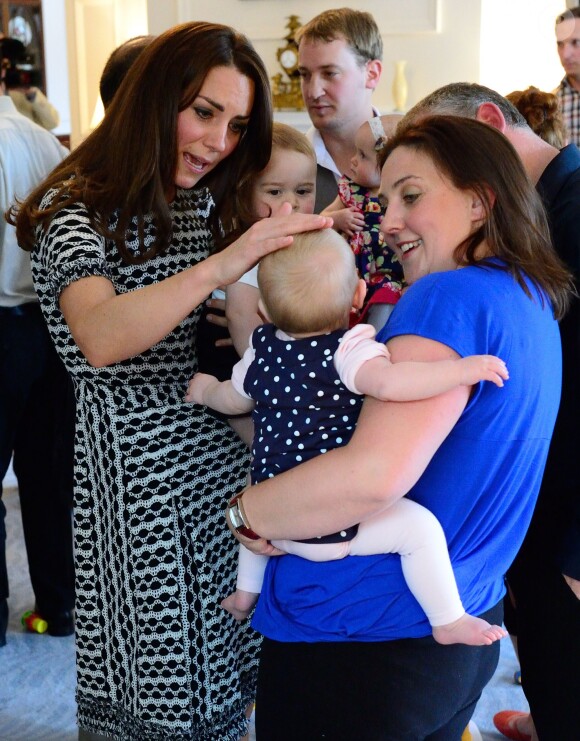 Le prince George de Cambridge, âgé de 8 mois, honorait son tout premier engagement officiel avec ses parents le prince William et Kate Middleton le 9 avril 2014 en Nouvelle-Zélande, lors d'un événement avec dix autres bébés organisé par l'association Plunket à la Maison du gouvernement à Wellington.