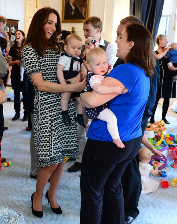 Le prince George de Cambridge, âgé de 8 mois, honorait son tout premier engagement officiel avec ses parents le prince William et Kate Middleton le 9 avril 2014 en Nouvelle-Zélande, lors d'un événement avec dix autres bébés organisé par l'association Plunket à la Maison du gouvernement à Wellington.