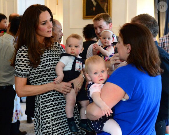 Le prince George de Cambridge, âgé de 8 mois, honorait son tout premier engagement officiel avec ses parents le prince William et Kate Middleton le 9 avril 2014 en Nouvelle-Zélande, lors d'un événement avec dix autres bébés organisé par l'association Plunket à la Maison du gouvernement à Wellington.
