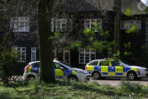 Les officiers de la police scientifique continuent d'inspecter la maison de Peaches Geldof, où elle a été retrouvée morte le 7 avril 2014, à Wrotham. Le 8 avril 2014.