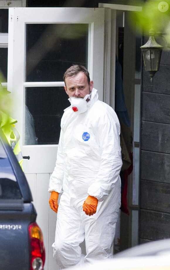 Les officiers de la police scientifique inspectent la maison de Peaches Geldof, où elle a été retrouvée morte le 7 avril 2014, à Wrotham. Le 8 avril 2014.