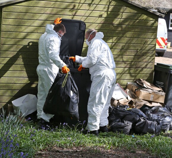 Les officiers de la police scientifique continuent d'inspecter la maison de Peaches Geldof, où elle a été retrouvée morte le 7 avril 2014, à Wrotham. Le 8 avril 2014.