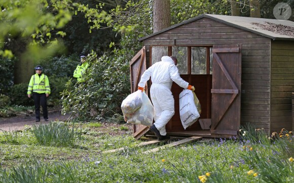 Les officiers de la police scientifique continuent d'inspecter la maison de Peaches Geldof, où elle a été retrouvée morte le 7 avril 2014, à Wrotham. Le 8 avril 2014.