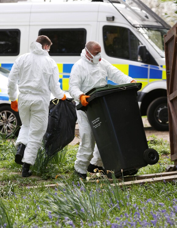 Les officiers de la police scientifique continuent d'inspecter la maison de Peaches Geldof, où elle a été retrouvée morte le 7 avril 2014, à Wrotham. Le 8 avril 2014.