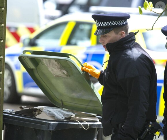 Les officiers de la police scientifique continuent d'inspecter la maison de Peaches Geldof, où elle a été retrouvée morte le 7 avril 2014, à Wrotham. Le 8 avril 2014.