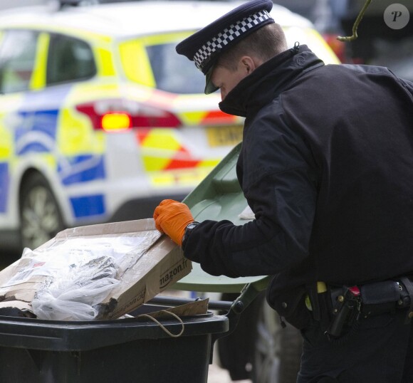 Les officiers de la police scientifique continuent d'inspecter la maison de Peaches Geldof, où elle a été retrouvée morte le 7 avril 2014, à Wrotham. Le 8 avril 2014.