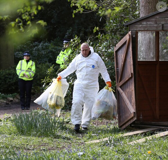 Les officiers de la police scientifique continuent d'inspecter la maison de Peaches Geldof, où elle a été retrouvée morte le 7 avril 2014, à Wrotham. Le 8 avril 2014.