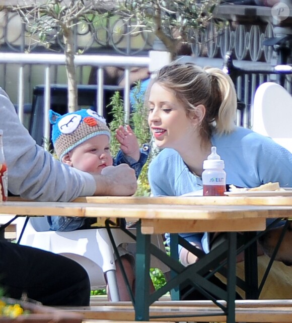 Peaches Geldof dans un parc de Londres avec son fils Astala, le 30 avril 2013.