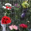 Des fleurs ont été déposées devant la maison familiale de la famille Geldof à Faversham, suite au décès de Peaches Geldof, le 7 avril 2014.