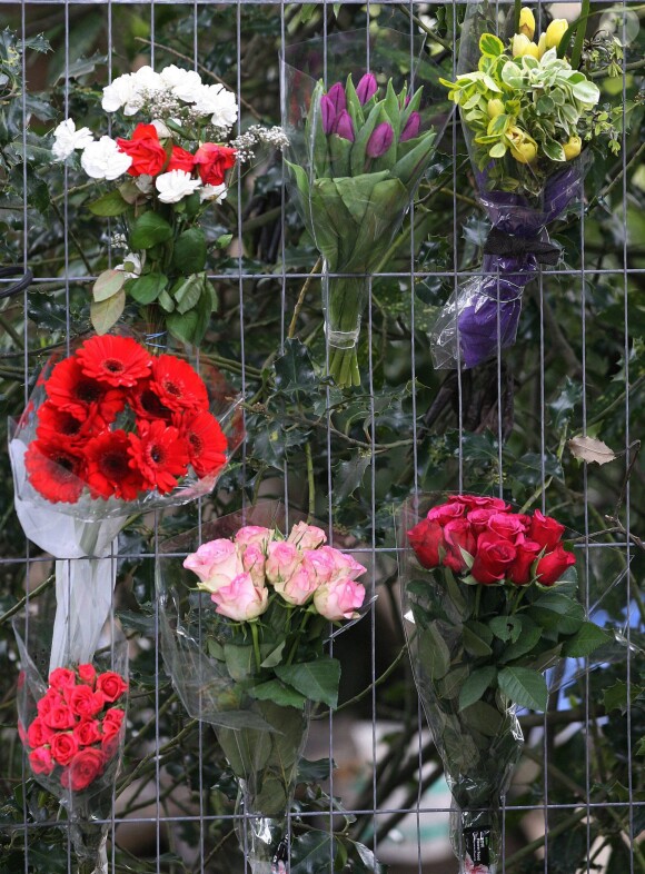 Des fleurs ont été déposées devant la maison familiale de la famille Geldof à Faversham, suite au décès de Peaches Geldof, le 7 avril 2014.