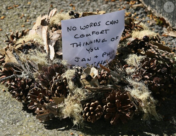 Des fleurs ont été déposées devant la maison familiale de la famille Geldof à Faversham, suite au décès de Peaches Geldof, le 7 avril 2014.