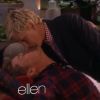 Rob Lowe et Ellen DeGeneres s'embrassent sur le plateau du Ellen De Generes Show, le 9 avril 2014.
