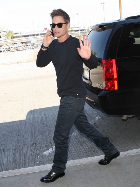 Rob Lowe va prendre un avion à l'aéroport LAX à Los Angeles, le 7 avril 2014.