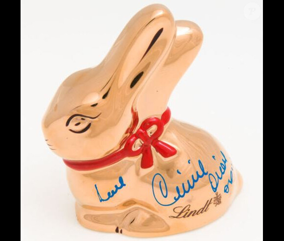 Le lapin Or de Lindt, dédicacé par Céline Dion.
