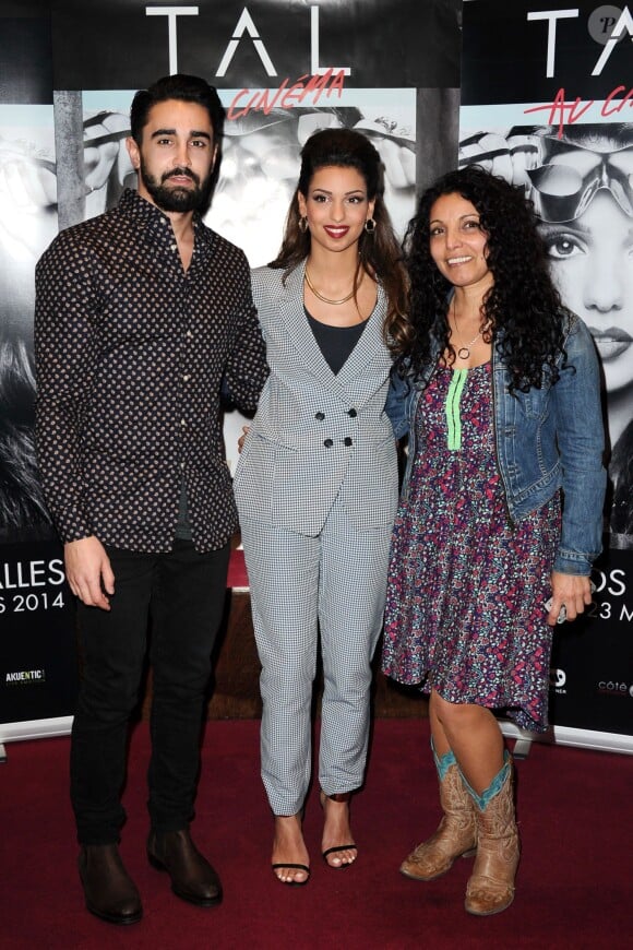 Tal, son petit ami Anthony Such et sa mère Sem Azar lors de l'avant-première de "Tal au cinéma" au Grand Rex à Paris, le 8 mars 2014.
