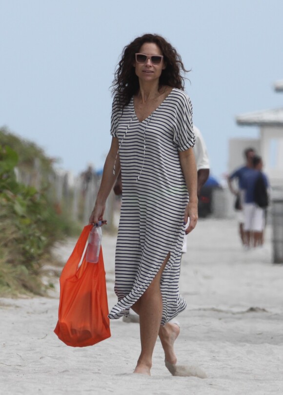 Minnie Driver se promène sur la plage à Miami, le 11 avril 2014.
