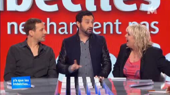 Fred Testot, Cyril Hanouna et Valérie Damidot dans l'émission Y'a que les imbéciles qui ne changent pas d'avis, sur M6, le samedi 12 avril 2014.