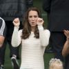 Kate Middleton et le prince William se sont affrontés - par équipes interposées - lors d'un tournoi de rugby de jeunes, le 13 avril 2014, à Dunedin, au 7e jour de leur tournée en Nouvelle-Zélande. Battu à Auckland en duel à la voile, le duc de Cambridge a exulté : son équipe a battu celle de Catherine !