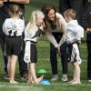Kate Middleton et le prince William se sont affrontés - par équipes interposées - lors d'un tournoi de rugby de jeunes, le 13 avril 2014, à Dunedin, au 7e jour de leur tournée en Nouvelle-Zélande. Battu à Auckland en duel à la voile, le duc de Cambridge a exulté : son équipe a battu celle de Catherine !