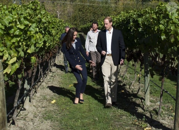 Kate Middleton, qui a bien failli tomber, et le prince William, duc et duchesse de Cambridge, ont visité les vignobles et l'exploitation d'Amisfield Winery, le 13 avril 2014 à Queenstown en Nouvelle-Zélande, où il se sont laissé tenter par quelques dégustations.