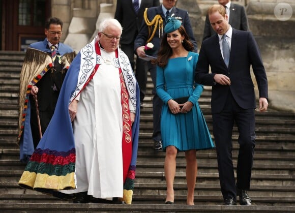 Kate Middleton, en Emilia Wickstead, et le prince William quittant la cathédrale Saint Paul de Dunedin, avec le très révérend Trevor James, après la messe des Rameaux le 13 avril 2014 au 7e jour de leur tournée en Nouvelle-Zélande.