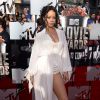 Rihanna assiste aux MTV Movie Awards 2014 au Nokia Theatre L.A. Live, habillée d'une robe et d'un body Ulyana Sergeenko (collection printemps-été 2014), et de sandales Manolo Blahnik. Los Angeles, le 13 avril 2014.