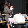 Tamara Ecclestone, maman attentive avec sa fille Sophia à bord de sa Bugaboo Buffalo dans les rues de Londres, le 13 avril 2014