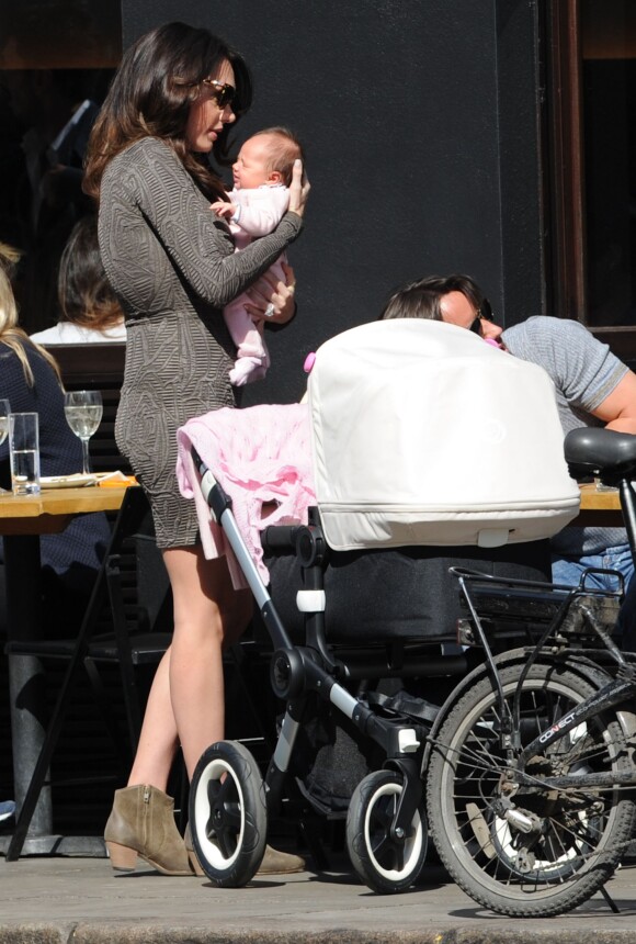 Tamara Ecclestone, maman attentive avec sa fille Sophia à bord de sa Bugaboo Buffalo dans les rues de Londres, le 13 avril 2014