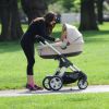 Exclusif - Tamara Ecclestone, maman attentive avec sa fille Sophia dans sa poussette Stokke Cruisi Complete à Londres, le 9 avril 2014