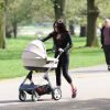 Exclusif - Tamara Ecclestone et sa fille Sophia dans sa poussette Stokke Cruisi Complete à Londres, le 9 avril 2014