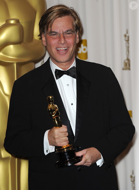 Aaron Sorkin et son Oscar pour le scénario de The Social Network à Los Angeles, le 27 février 2011.