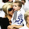  Premi&egrave;re fan de son mari, Victoria Beckham et ses fils supportent David lors d'un match en juin 2007 