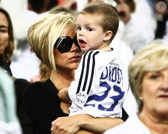 Première fan de son mari, Victoria Beckham et ses fils supportent David lors d'un match en juin 2007