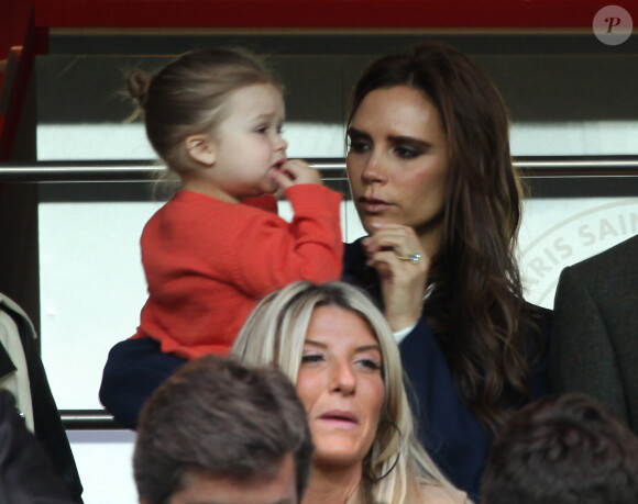 Harper Beckham et Victoria Beckham assistent à la célébration pour le PSG de son titre de champion de la ligue à Paris le 18 mai 2013