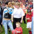  Victoria Beckham et son fils Brooklyn en 2001 lors d'un match en Angleterre 