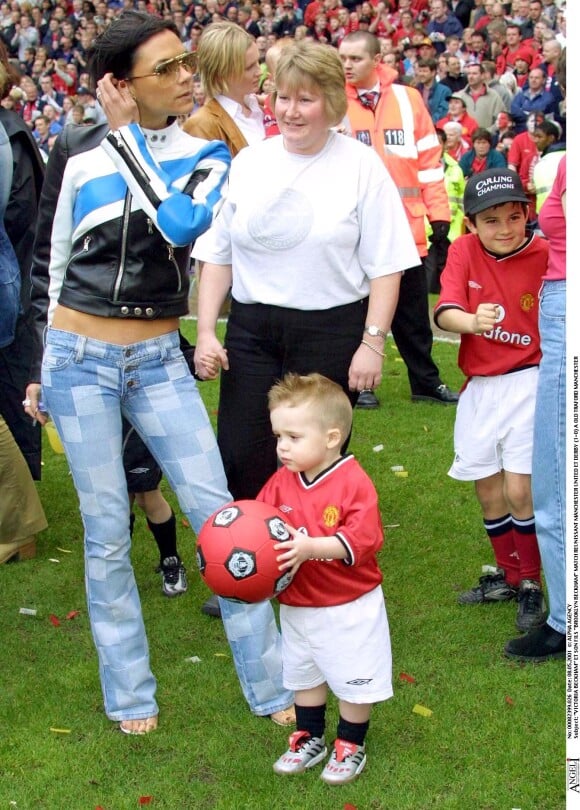 Victoria Beckham et son fils Brooklyn en 2001 lors d'un match en Angleterre