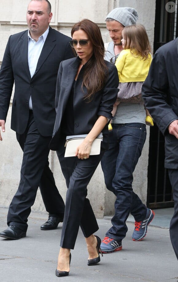 David Beckham et sa femme Victoria, ainsi que leur fille Harper font du shopping dans Paris. Le 3 mai 2013