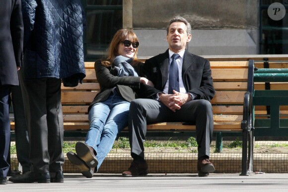 Nicolas Sarkozy et sa femme Carla Bruni se prélassent sur un banc du lycée du bureau de vote dans le 16e arrondissement à Paris, le 23 mars 2014.