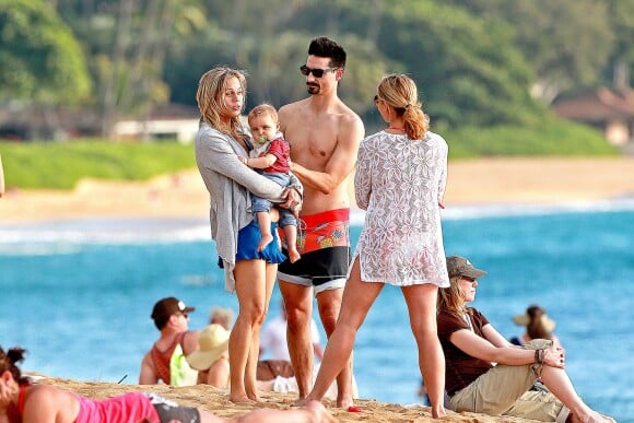 Le chanteur Kevin Richardson a profité du soleil avec sa femme Kristin et ses fils Mason et Maxwell à Oahu, le 16 avril 2014.