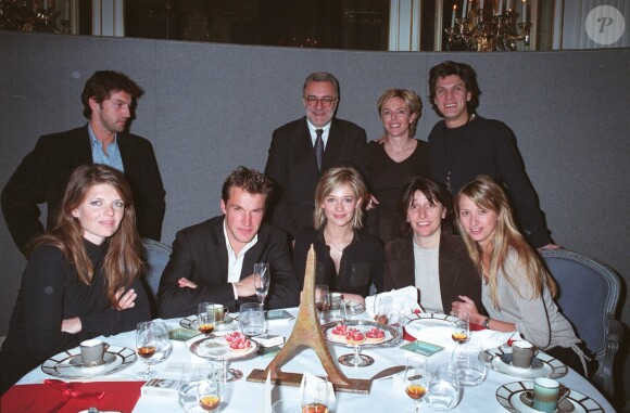 Benjamin Castaldi et Sarah Lavoine, entourés de Flavie Flament, Marc Lavoine, Frédéric Diefenthal, Gwendoline Hamon, Alin Ducasse et Corinne Cobson, en 2003 