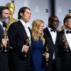 Anthony Katagas, Jeremy Kleiner, Dede Gardner, Steve McQueen et Brad Pitt avec leurs oscars du meilleur film pour "12 Years A Slave" à la cérémonie des Oscars le 2 mars 2014.