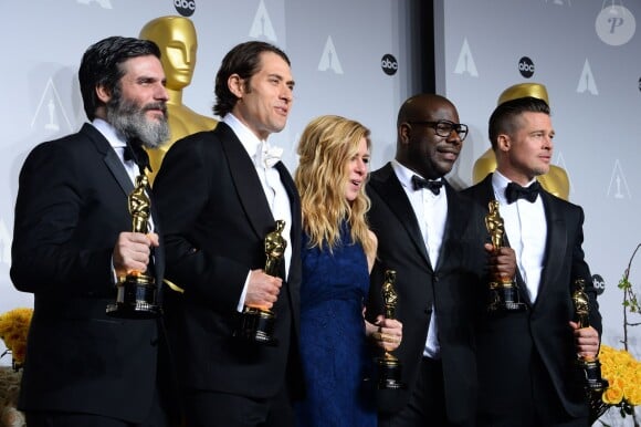 Anthony Katagas, Jeremy Kleiner, Dede Gardner, Steve McQueen et Brad Pitt avec leurs oscars du meilleur film pour "12 Years A Slave" à la cérémonie des Oscars le 2 mars 2014.