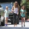 Denise Richards avec ses filles Sam et Lola dans les rues de Beverly Hills, le 17 avril 2014.