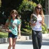 Denise Richards avec ses filles Sam et Lola dans les rues de Beverly Hills, le 16 avril 2014.