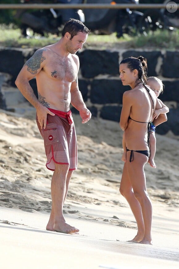Alex O'Loughlin sur une plage d'Honolulu avec sa compagne Malia Jones et leur fils,  le 14 décembre 2013.