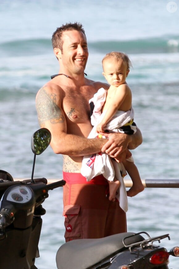 Alex O'Loughlin en famille sur une plage d'Honolulu, le 14 décembre 2013.