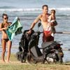Alex O'Loughlin avec sa compagne Malia Jones et leur fils sur une plage d'Honolulu, le 14 décembre 2013.